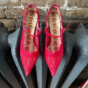 Gucci Virginia Lace Mary Jane Lace Pumps in Hot Pink